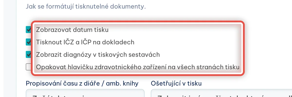 Zblízka — Jak mají vypadat tisky: Projděte si volby a nastavte, co se má na papíře objevit: datum tisku, IČZ a IČP na dokladech, diagnózy v sestavách, hlavička zařízení na každé straně, jméno ošetřujícího, číslování stránek a identifikátor pacienta. Uložte tlačítkem Uložit.