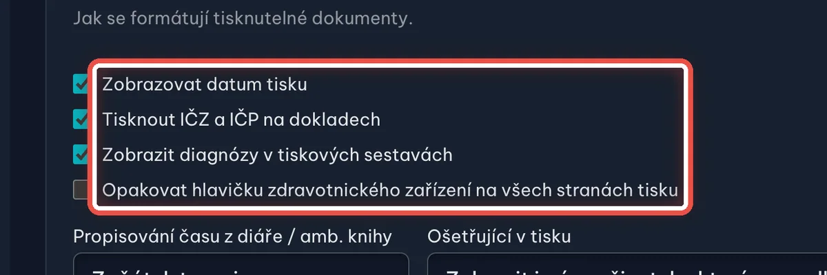 Zblízka — Jak mají vypadat tisky: Projděte si volby a nastavte, co se má na papíře objevit: datum tisku, IČZ a IČP na dokladech, diagnózy v sestavách, hlavička zařízení na každé straně, jméno ošetřujícího, číslování stránek a identifikátor pacienta. Uložte tlačítkem Uložit.