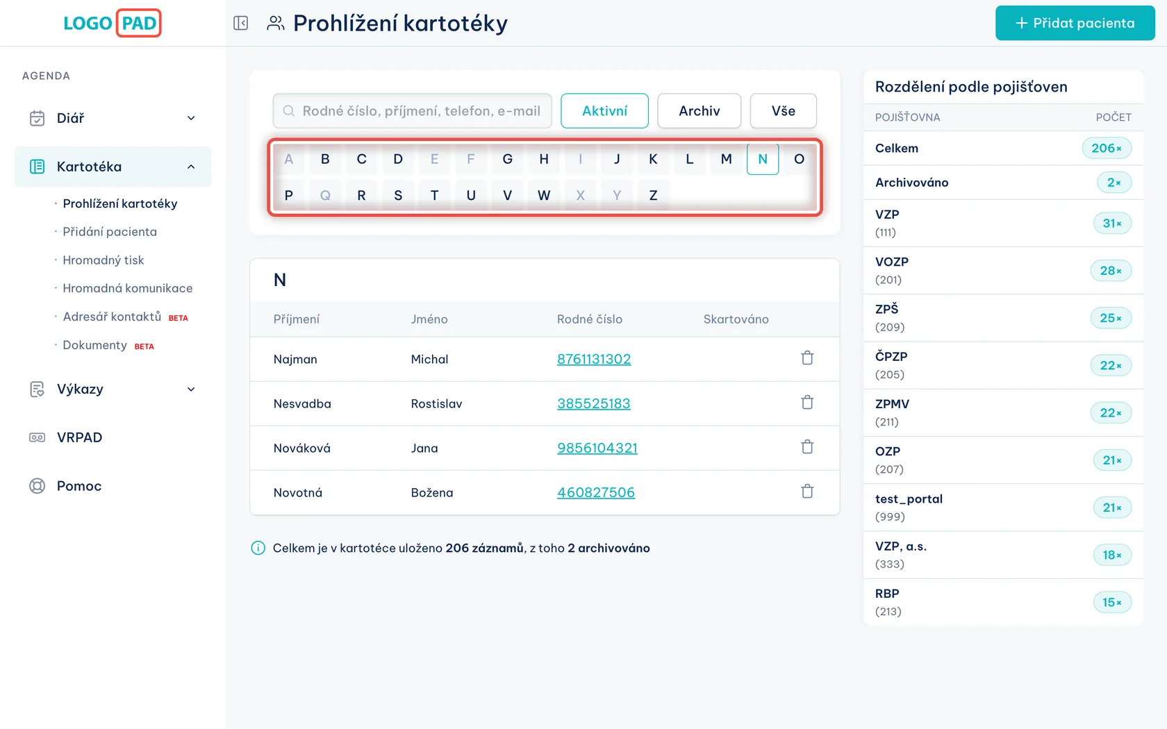 Snímek obrazovky programu LOGOPAD, krok 6 z 17: Nebo listujte podle písmene — Vymažte text z pole pro hledání a klikněte na písmeno, kterým začíná příjmení pacienta. Kliknutím na stejné písmeno…