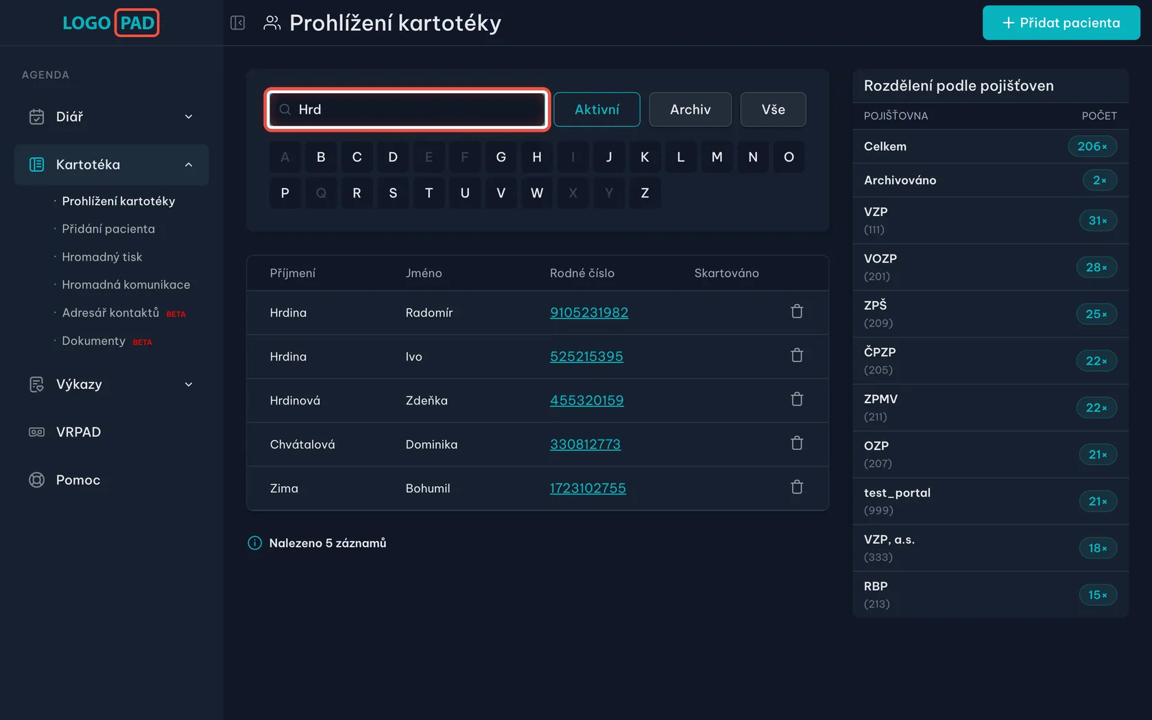 Snímek obrazovky programu LOGOPAD, krok 4 z 17: Najděte pacienta psaním — Klikněte do pole a napište kousek toho, co o pacientovi víte — příjmení, rodné číslo, RID, telefon nebo e-mail. Seznam…