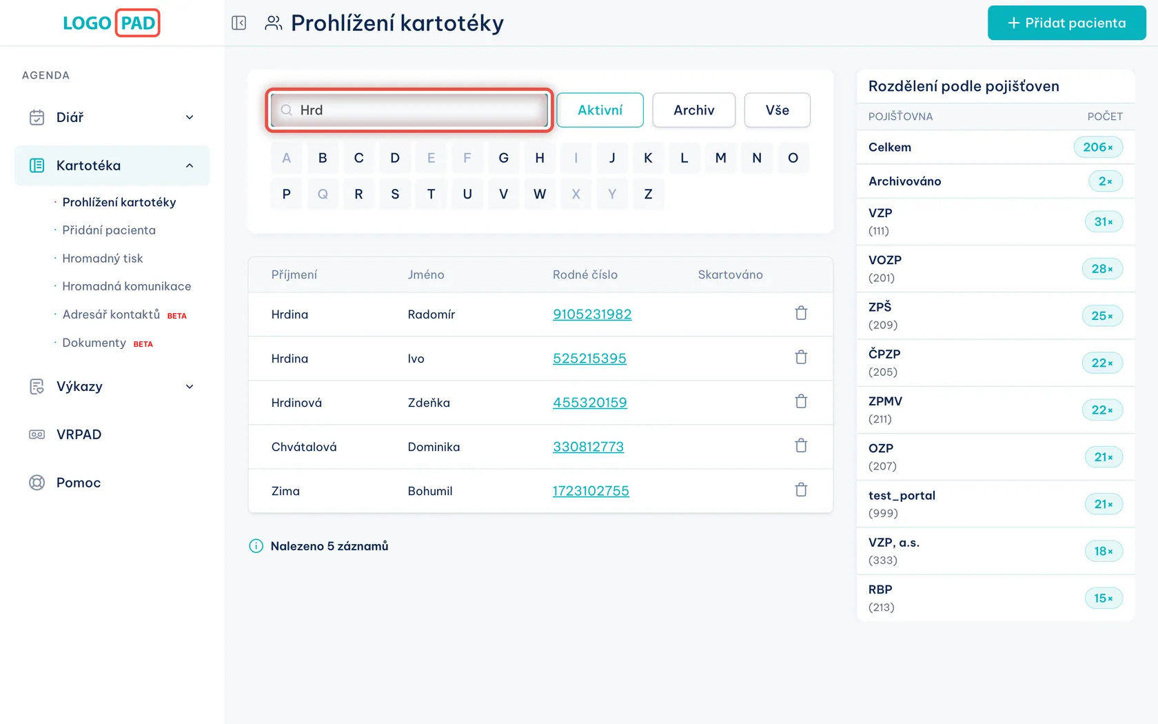 Snímek obrazovky programu LOGOPAD, krok 4 z 17: Najděte pacienta psaním — Klikněte do pole a napište kousek toho, co o pacientovi víte — příjmení, rodné číslo, RID, telefon nebo e-mail. Seznam…